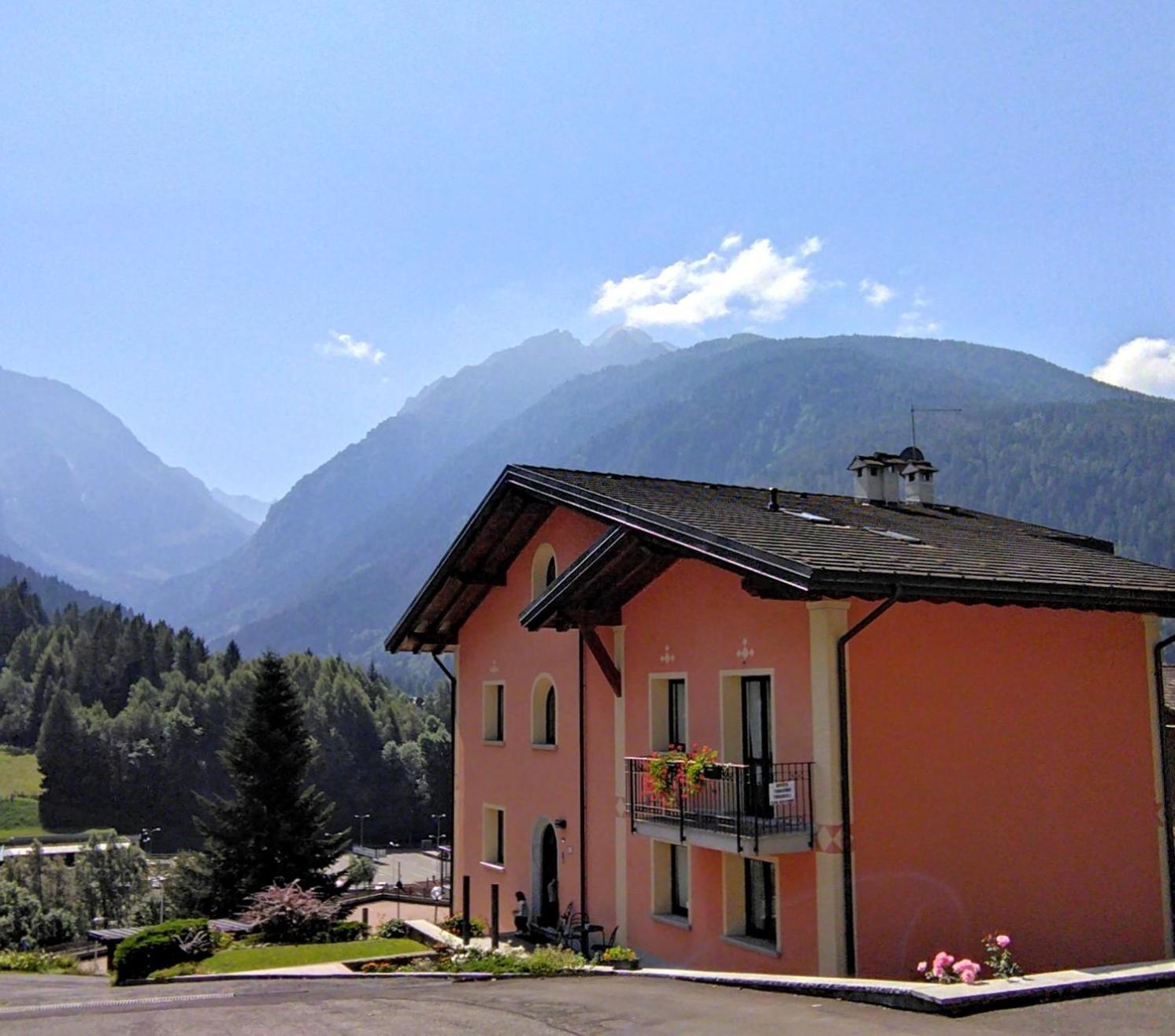 Appartamenti Flora Alpina Temù Exteriör bild